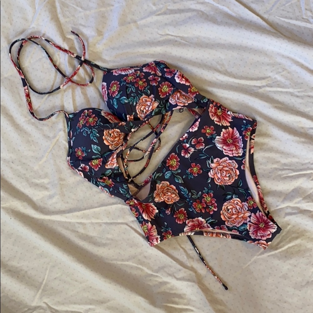 Cut out one piece floral swimsuit 👙